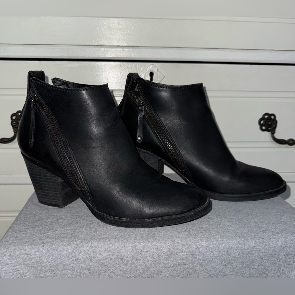 DV by Dolce Vita Faux Black leather Ankle Booties size 8